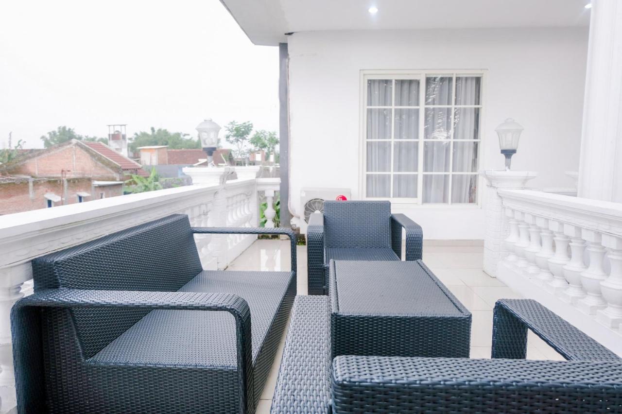 Oyo 696 Hasanah Guest House Syariah De Saphire Malang Eksteriør billede