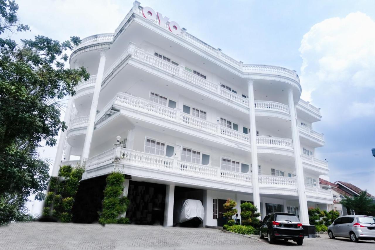 Oyo 696 Hasanah Guest House Syariah De Saphire Malang Eksteriør billede