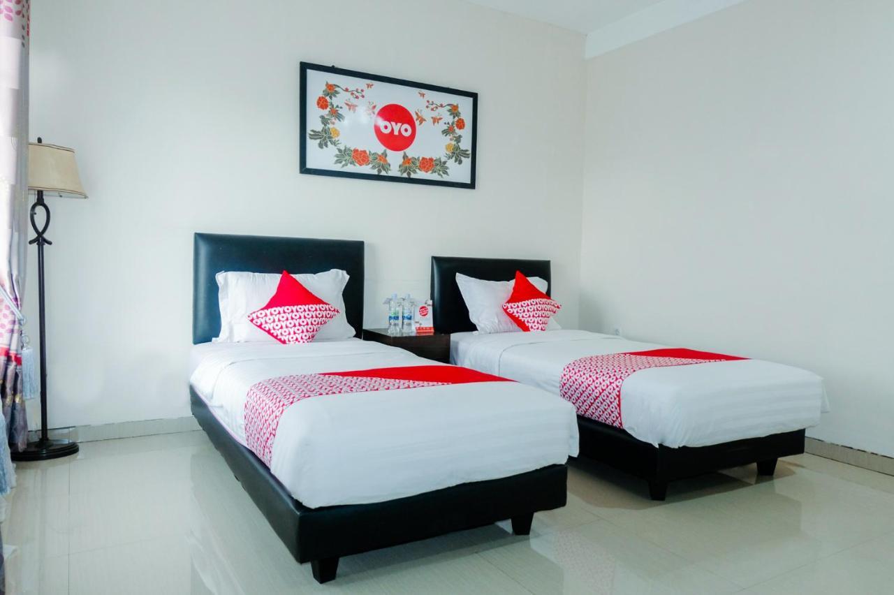 Oyo 696 Hasanah Guest House Syariah De Saphire Malang Eksteriør billede
