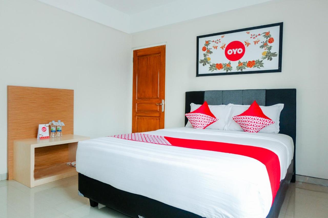 Oyo 696 Hasanah Guest House Syariah De Saphire Malang Eksteriør billede