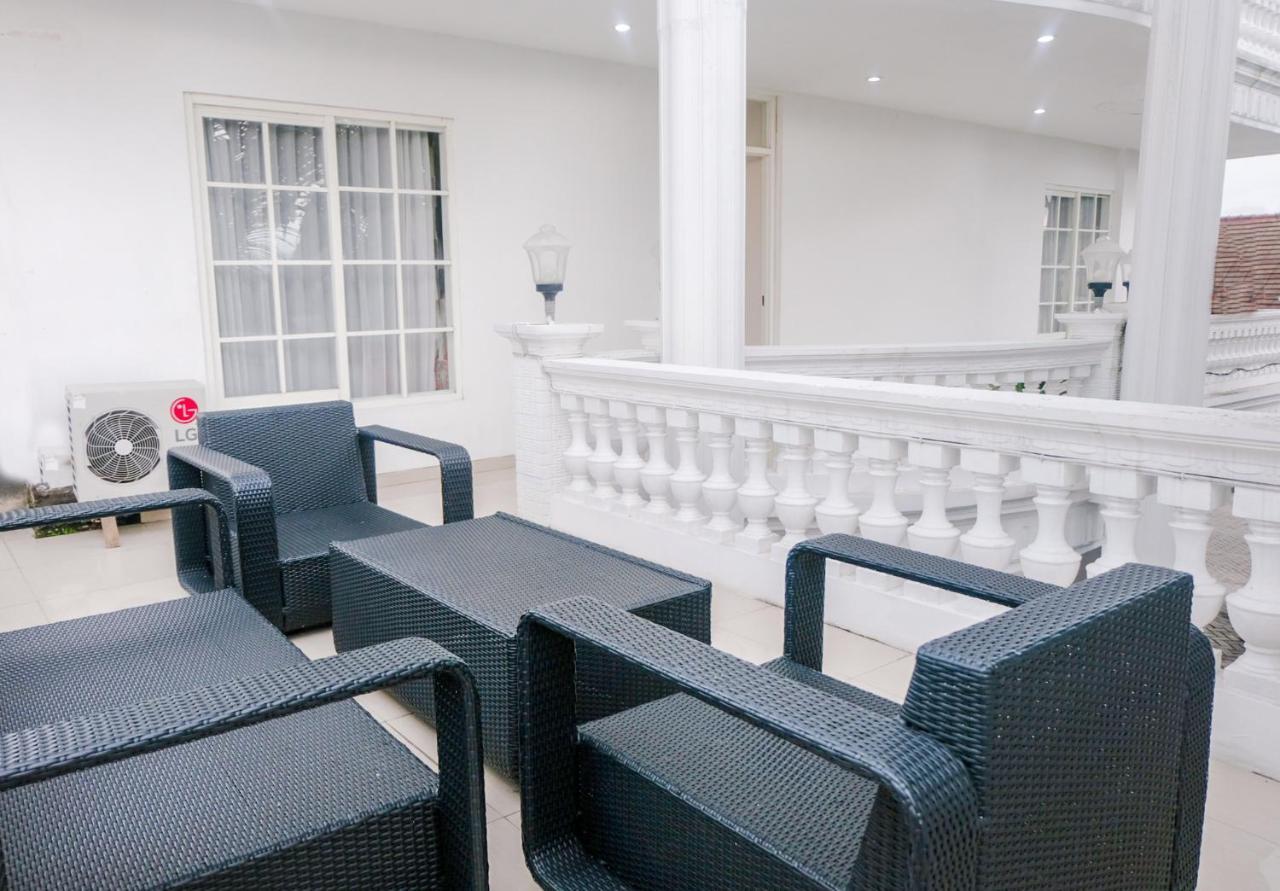 Oyo 696 Hasanah Guest House Syariah De Saphire Malang Eksteriør billede
