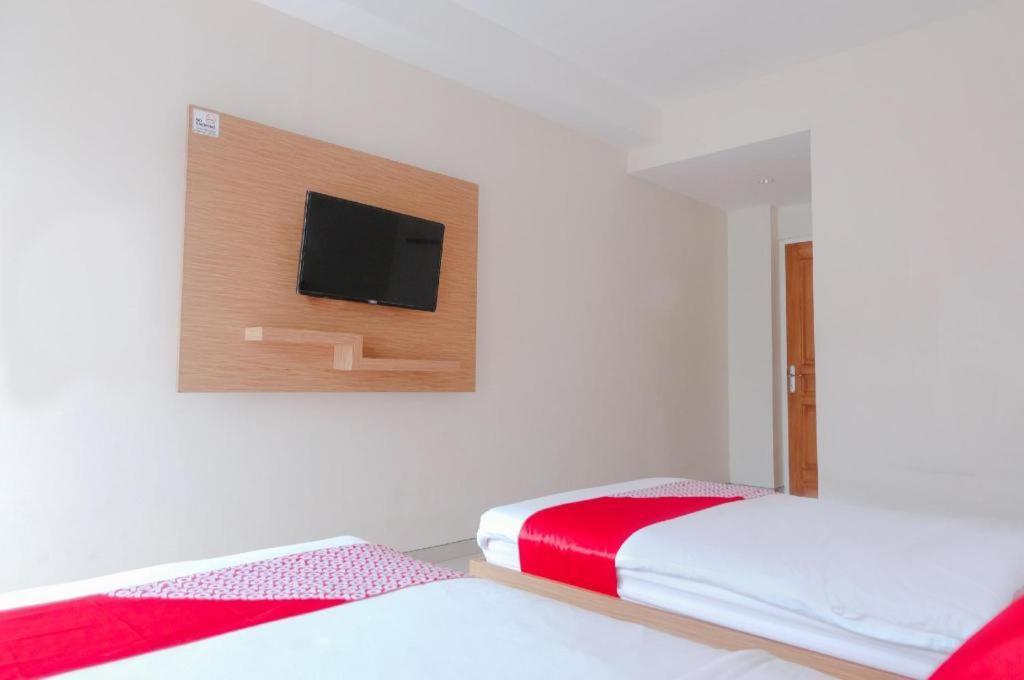 Oyo 696 Hasanah Guest House Syariah De Saphire Malang Eksteriør billede