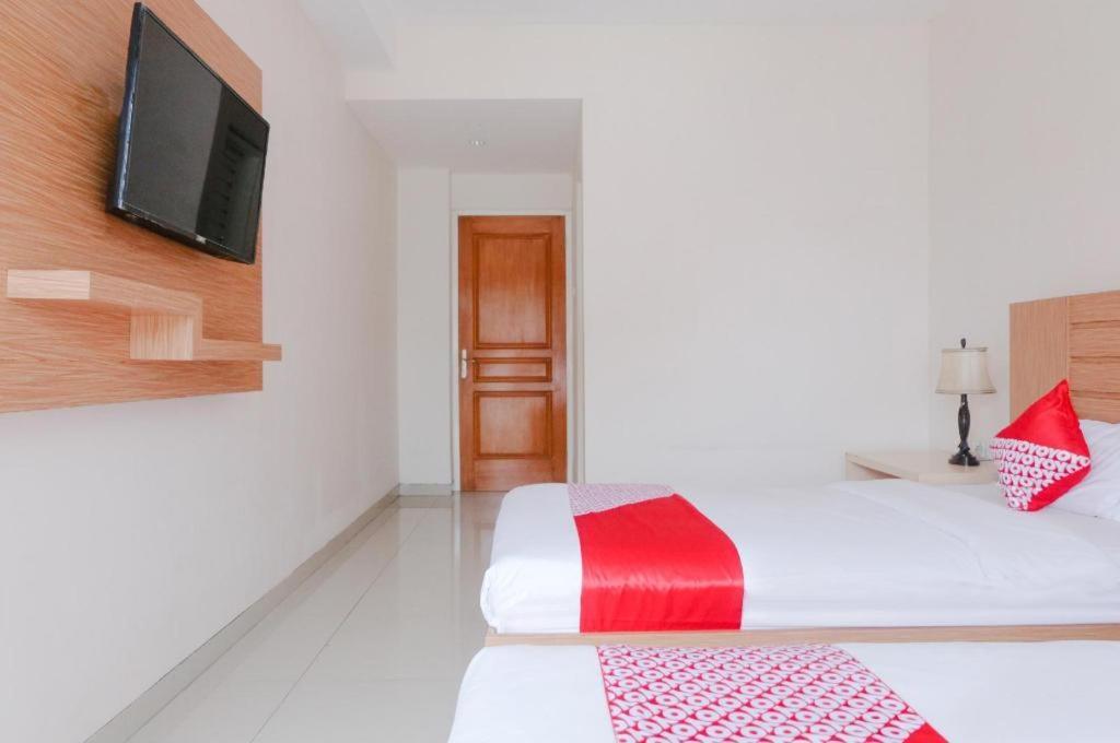 Oyo 696 Hasanah Guest House Syariah De Saphire Malang Eksteriør billede